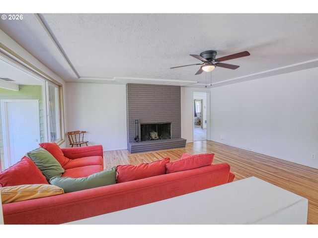 7077 MAIN St, Springfield, OR 97478