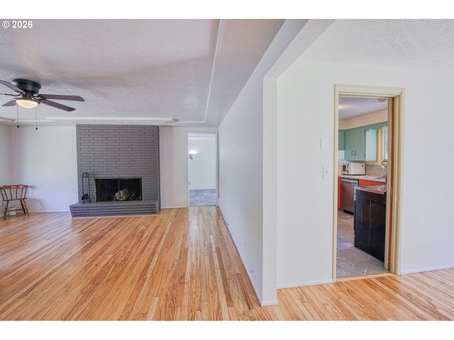 7077 MAIN St, Springfield, OR 97478