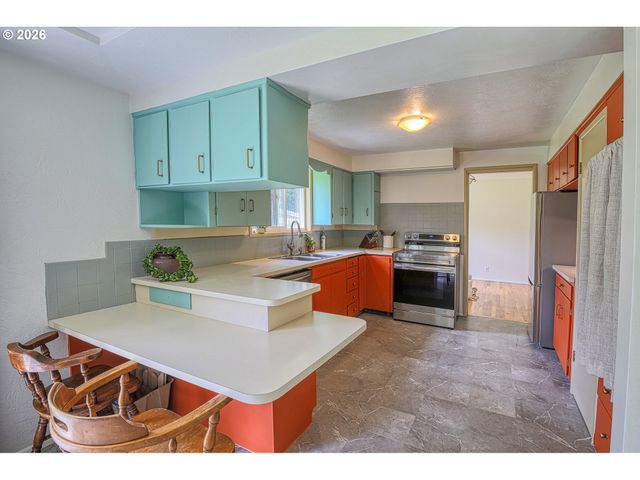 7077 MAIN St, Springfield, OR 97478