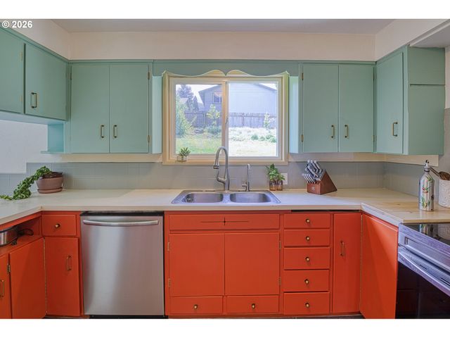 7077 MAIN St, Springfield, OR 97478