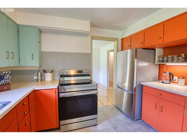 7077 MAIN St, Springfield, OR 97478