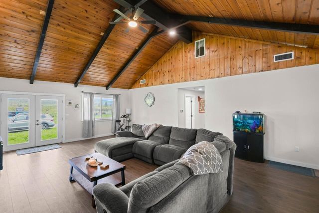 380 Greenleaf Drive, Eagle Point, OR 97524