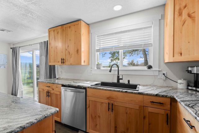 380 Greenleaf Drive, Eagle Point, OR 97524