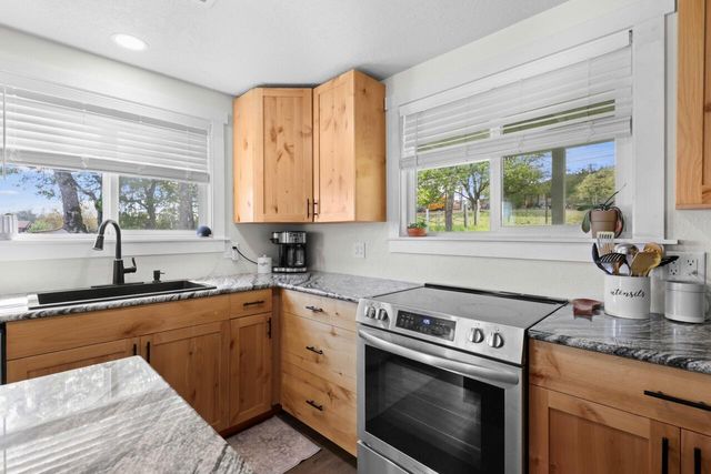 380 Greenleaf Drive, Eagle Point, OR 97524