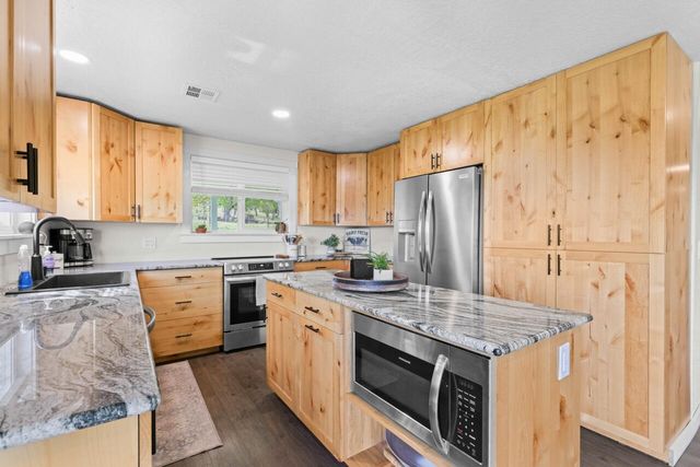 380 Greenleaf Drive, Eagle Point, OR 97524