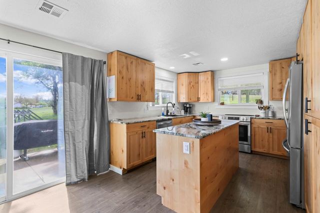 380 Greenleaf Drive, Eagle Point, OR 97524