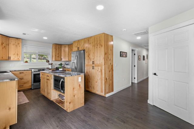 380 Greenleaf Drive, Eagle Point, OR 97524