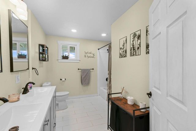 380 Greenleaf Drive, Eagle Point, OR 97524