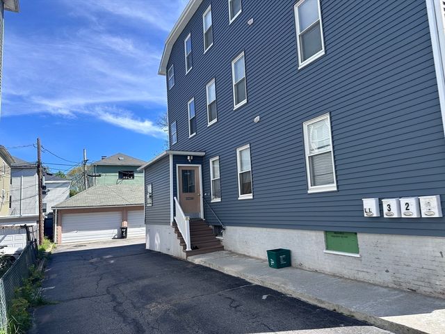 55 Seymour St, Worcester, MA 01610