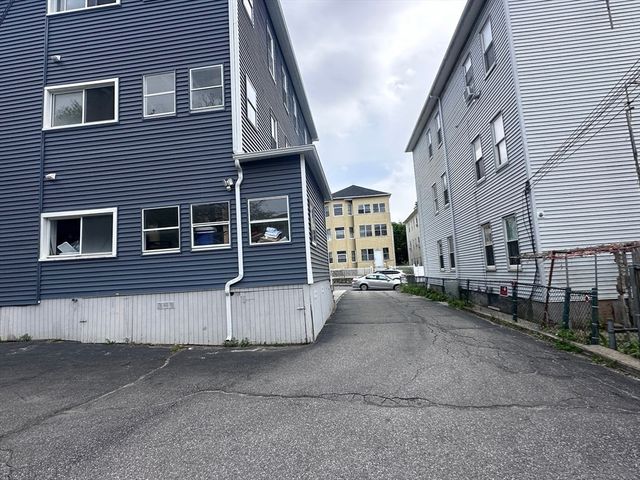 55 Seymour St, Worcester, MA 01610