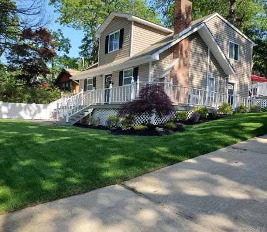 38 Hawthorne Road, Rocky Point, NY 11778
