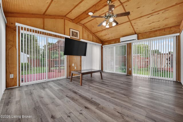 6197 Jeffrey Dr, Louisville, KY 40258