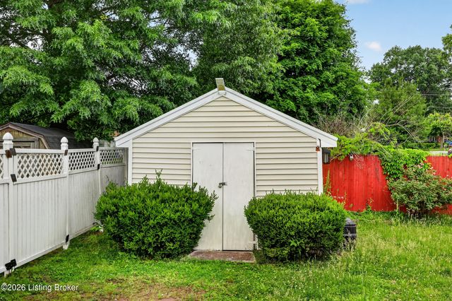 6197 Jeffrey Dr, Louisville, KY 40258