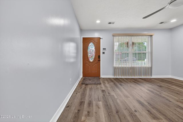6197 Jeffrey Dr, Louisville, KY 40258