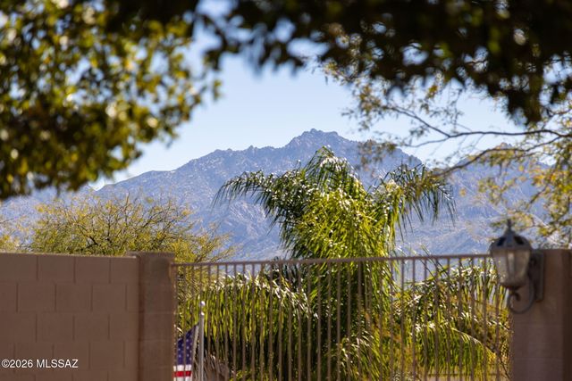 33 W Golden Spur Place, Oro Valley, AZ 85755