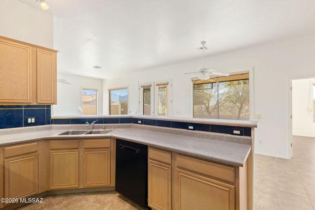33 W Golden Spur Place, Oro Valley, AZ 85755