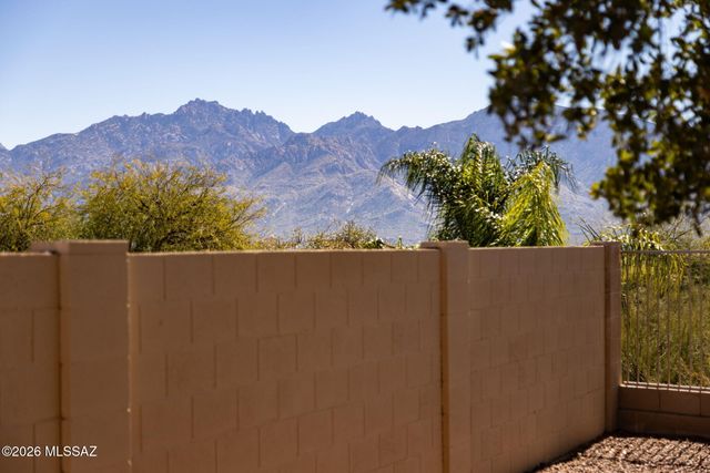 33 W Golden Spur Place, Oro Valley, AZ 85755