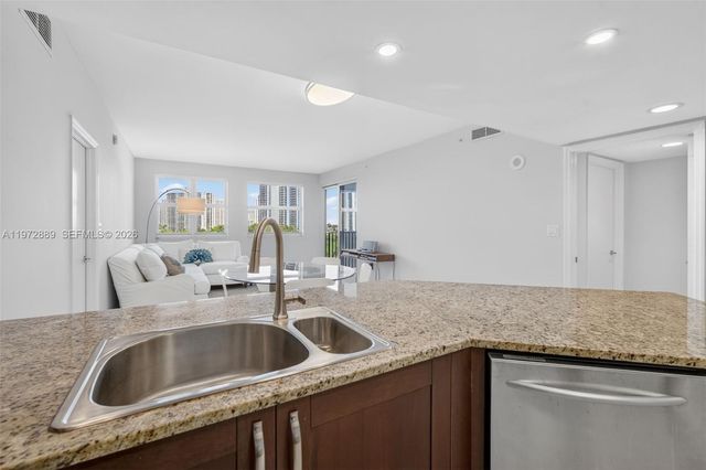 20000 E Country Club Dr 714, Aventura, FL 33180