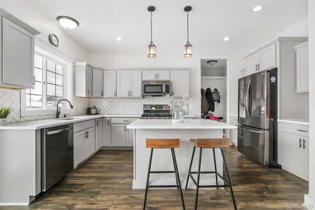 2291 WOODS WEST Drive, Flushing, MI 48433