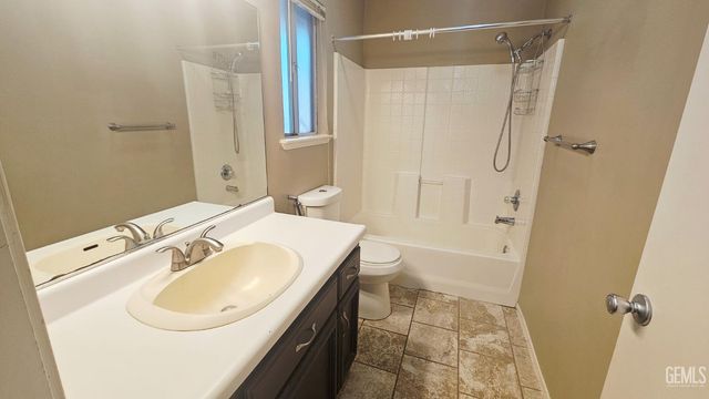 2216 Palomar Court, Delano, CA 93215