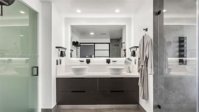 5875 Collins Avenue 1807, Miami Beach, FL 33140