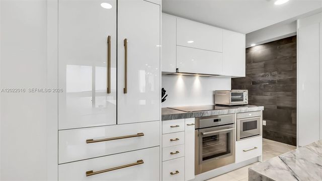 5875 Collins Avenue 1807, Miami Beach, FL 33140