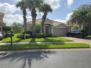 2049 Fairmont LN, Naples, FL 34120