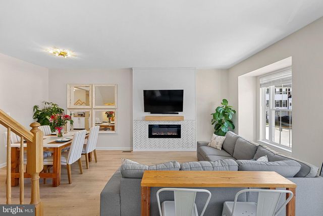 20392 FARMGATE TER, Ashburn, VA 20147