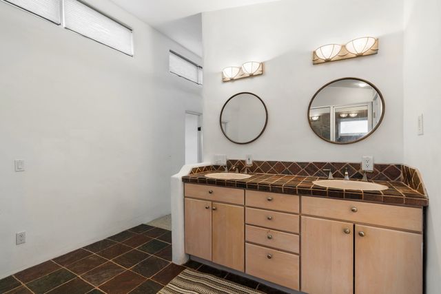4 Calle Lobo, Santa Fe, NM 87506