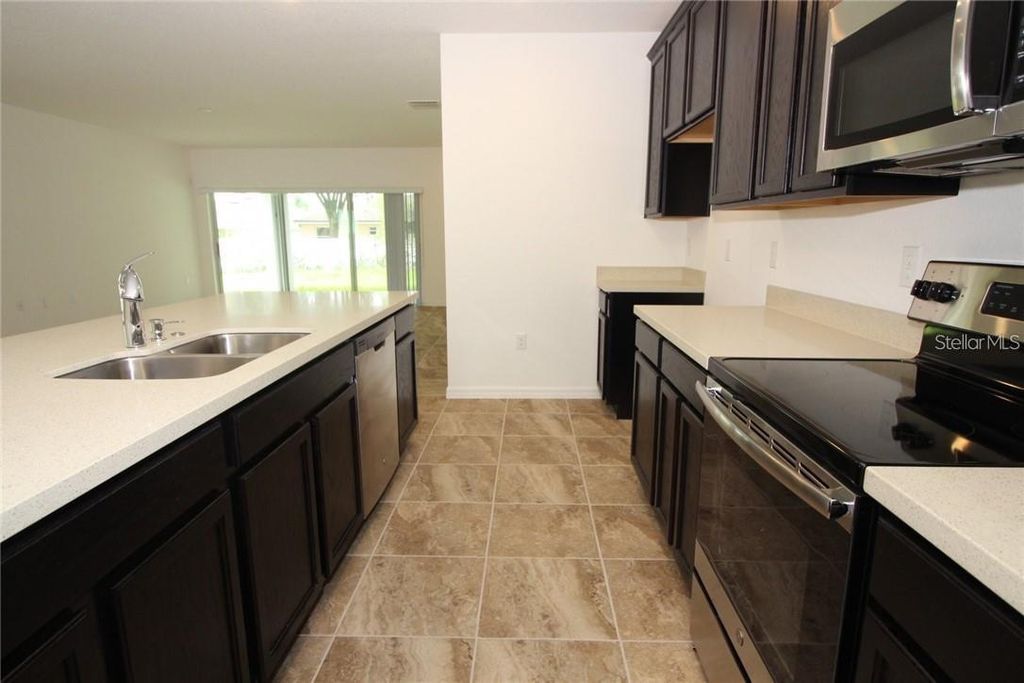 Image 6 of property listing at 641 OGELTHORPE DRIVE, Davenport, FL 33897