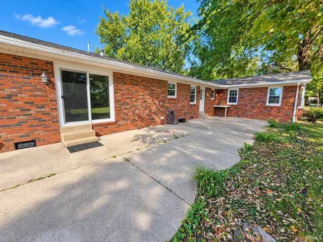 8399 Chestnut Drive, Newburgh, IN 47630