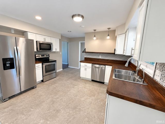 8399 Chestnut Drive, Newburgh, IN 47630