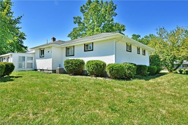 3046 Lynwood Drive NW, Warren, OH 44485