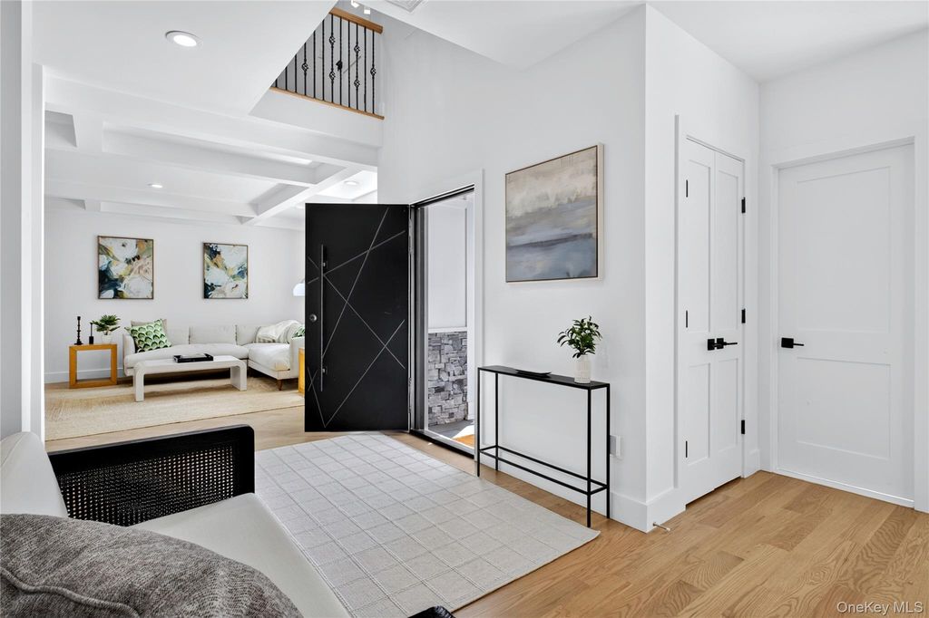 10 Chelsea Drive, Port Washington, NY 11050 — photo 2