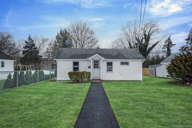 1049 Woodcrest Avenue, Riverhead, NY 11901