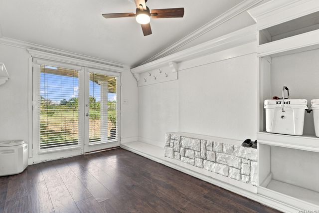 25840 MATHIS RD, Elmendorf, TX 78112