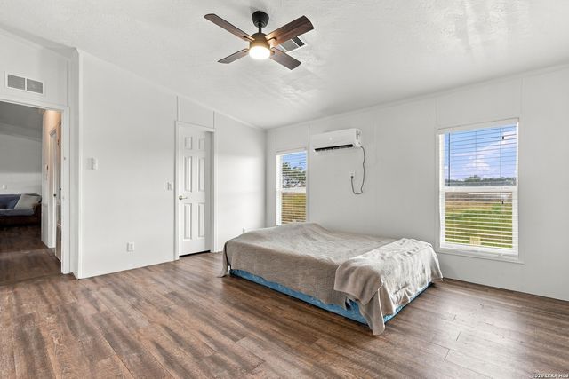 25840 MATHIS RD, Elmendorf, TX 78112