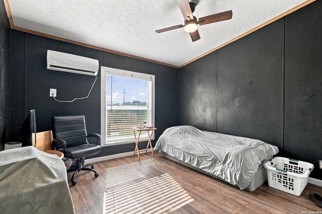 25840 MATHIS RD, Elmendorf, TX 78112