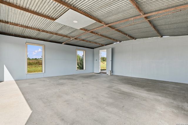 25840 MATHIS RD, Elmendorf, TX 78112