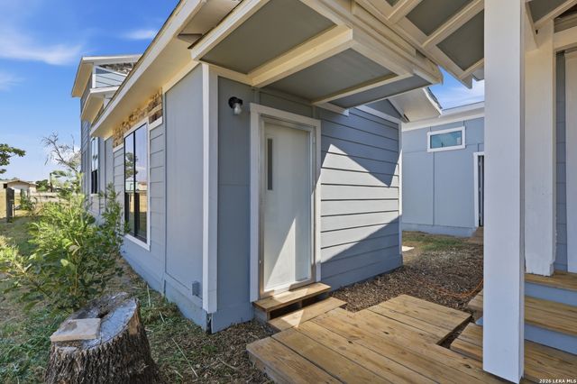 25840 MATHIS RD, Elmendorf, TX 78112