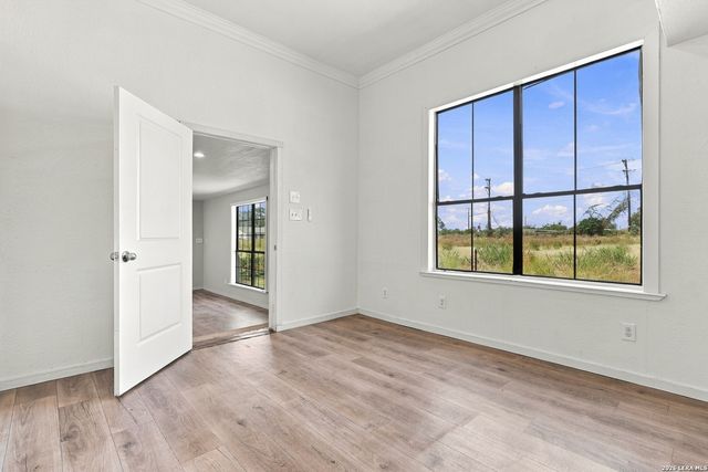 25840 MATHIS RD, Elmendorf, TX 78112