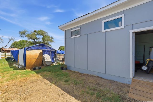 25840 MATHIS RD, Elmendorf, TX 78112