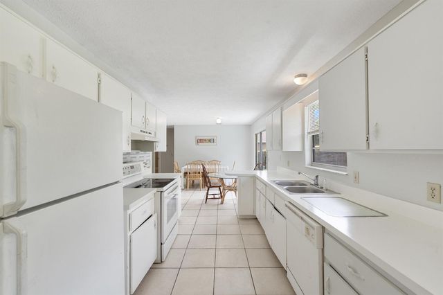 636 SW EYERLY Avenue, Port St. Lucie, FL 34983