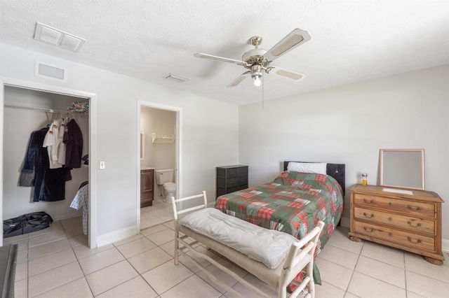 636 SW EYERLY Avenue, Port St. Lucie, FL 34983