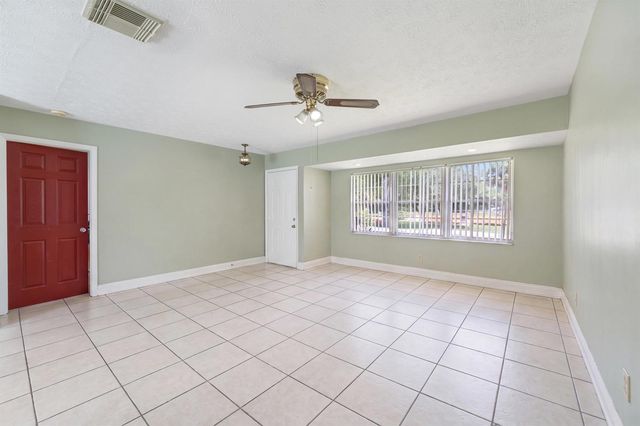636 SW EYERLY Avenue, Port St. Lucie, FL 34983