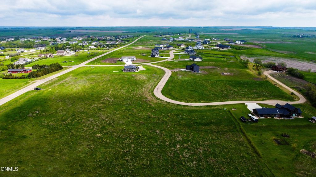 6615 Sky Lane, Bismarck, ND 58503 photo 2
