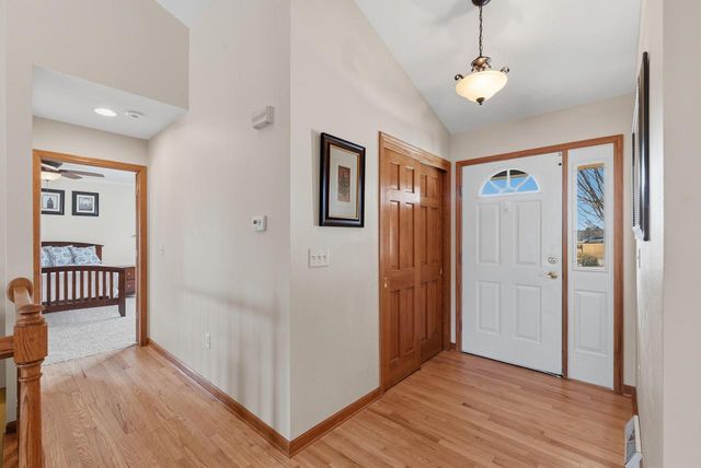 6180 S Preston LANE, New Berlin, WI 53151