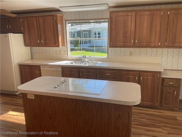 2704 E Waterview Drive, Avon Park, FL 33825