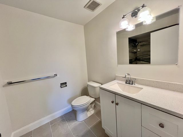 1004 Paradise Rd 1H, Swampscott, MA 01907