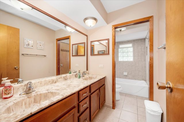 551 S Poplar Avenue, Elmhurst, IL 60126